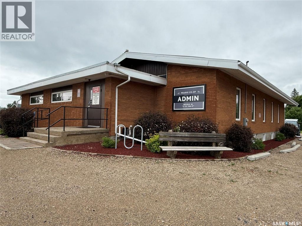 751 7th Avenue W, Melville