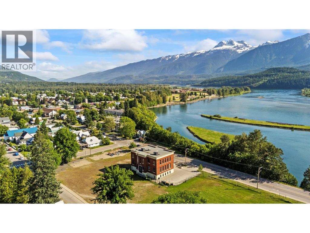 616 Third Street W, Revelstoke
