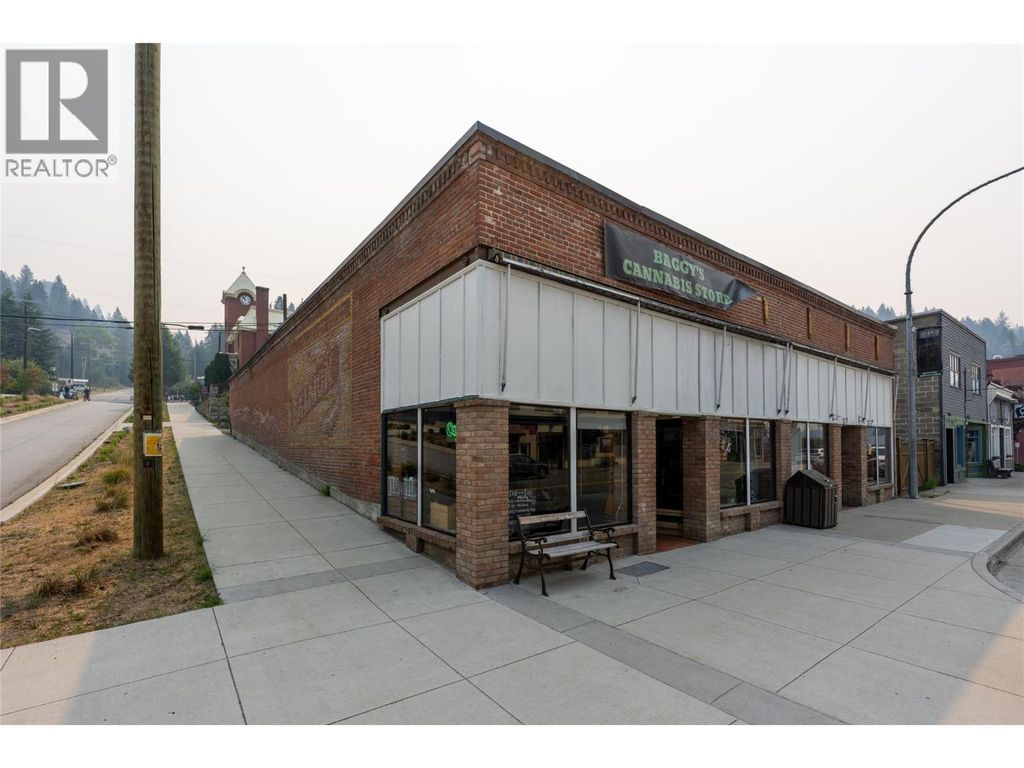 302 Copper Avenue S, Greenwood