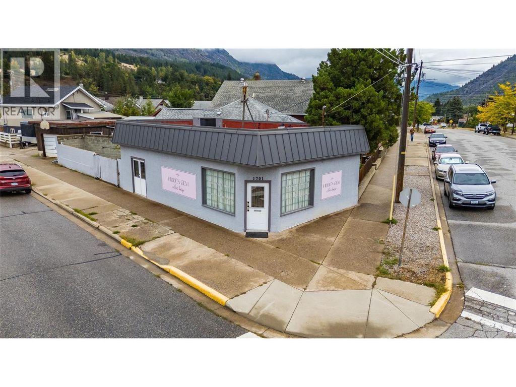 1701 Third Avenue, Trail