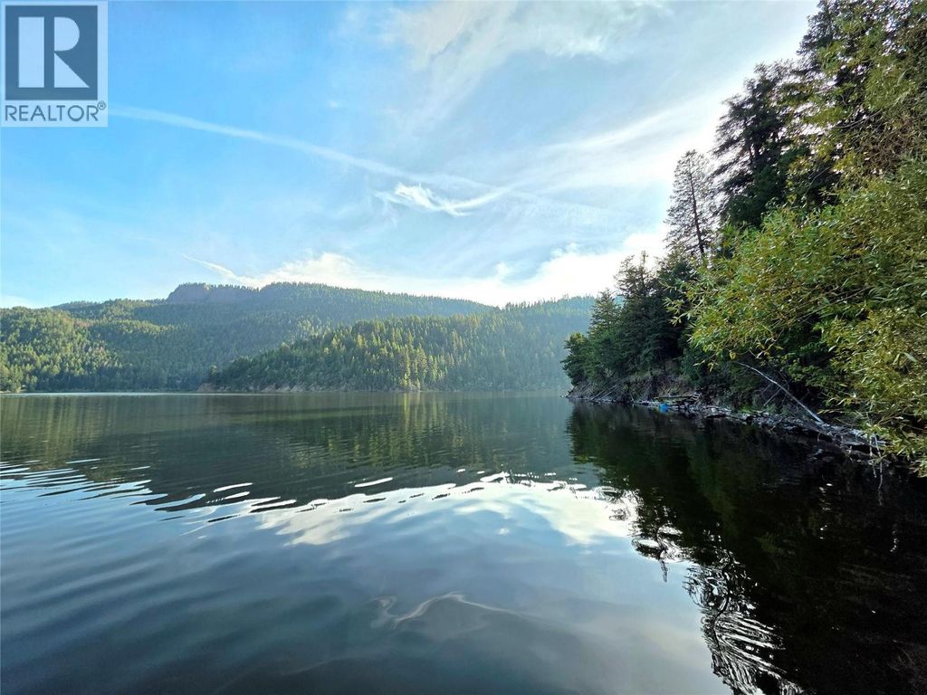6453 Pinaus Lake Road, Falkland