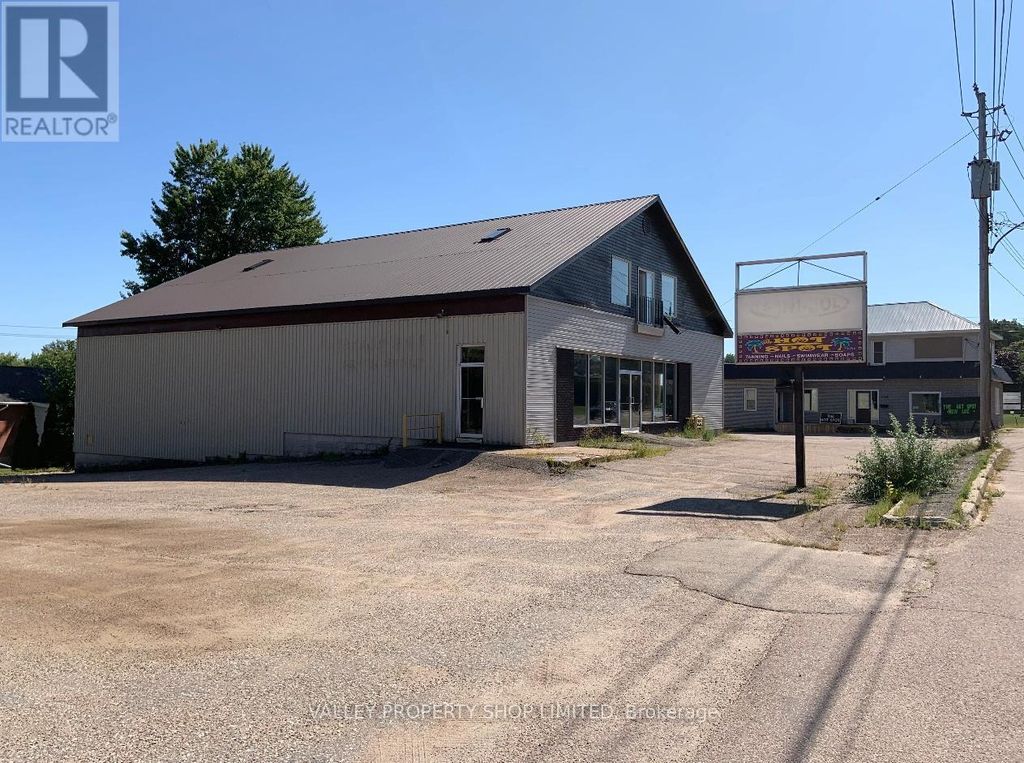 1043 Pembroke Street W, Pembroke