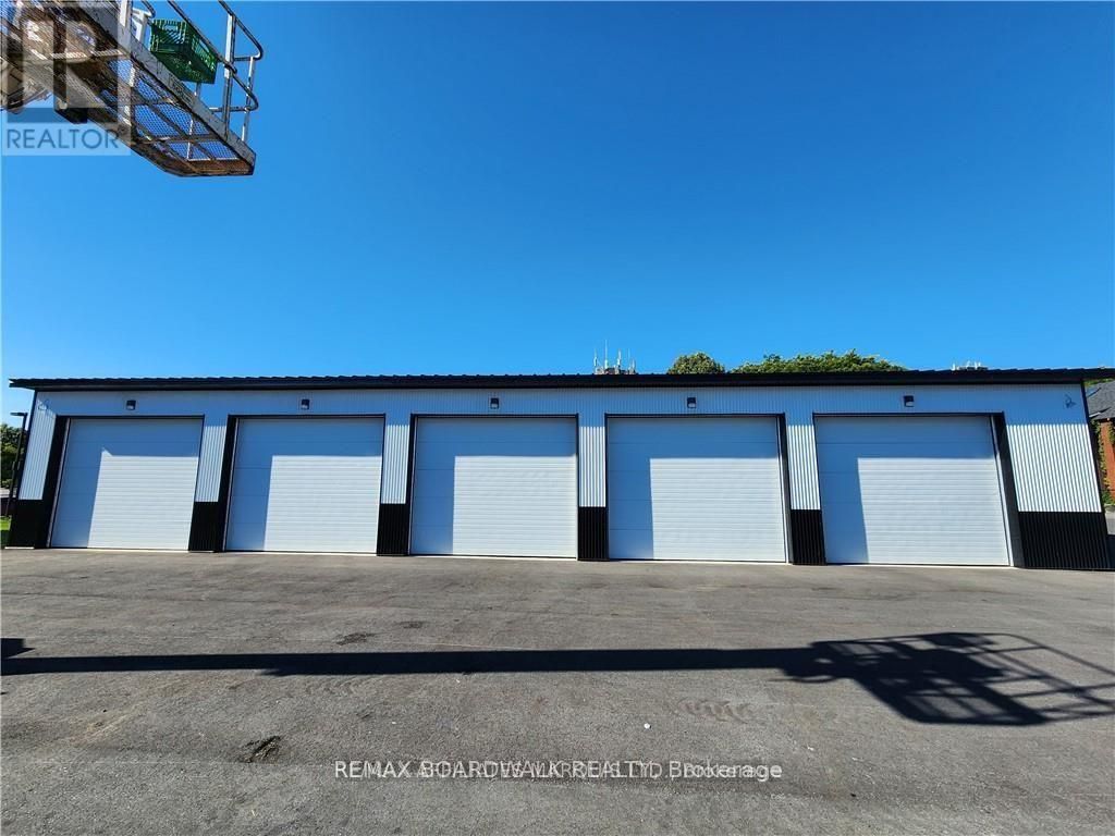 26 First (garage) Street W, Cornwall