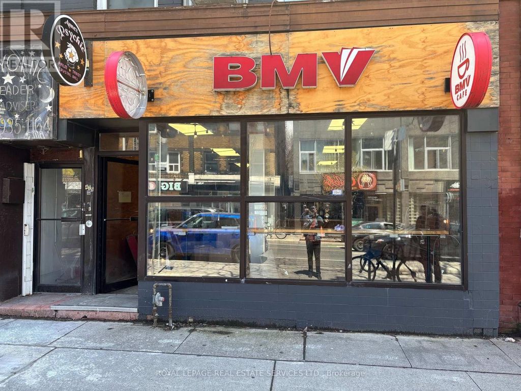 475 Bloor Street W, Toronto (university)