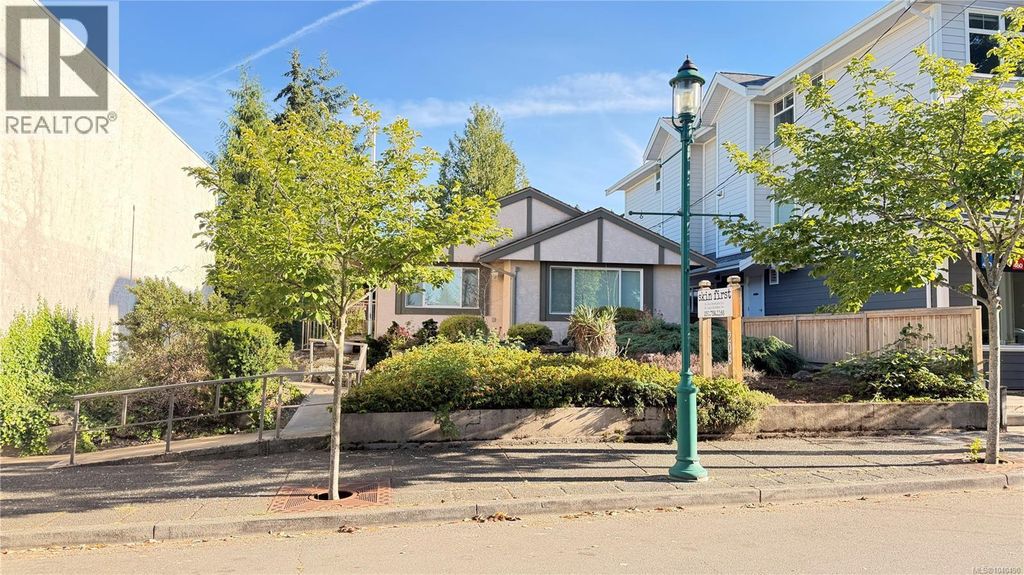 208 First Ave W, Qualicum Beach