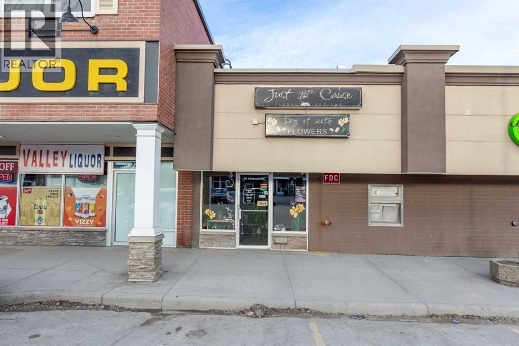 112 Athabasca Avenue, Hinton