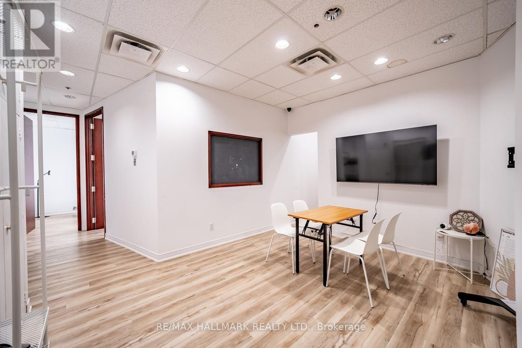 208 - 86 Ringwood Drive, Whitchurch-Stouffville (stouffville)