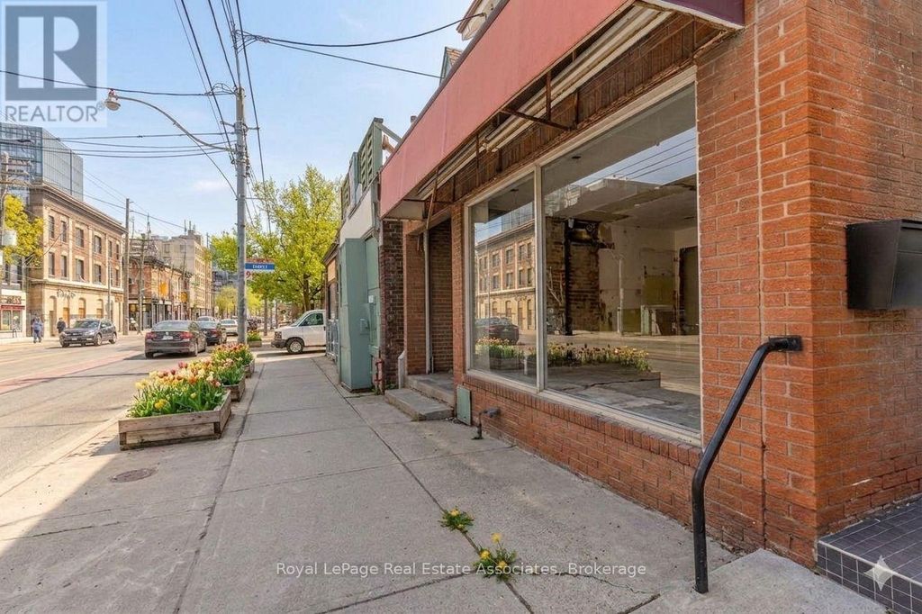 198 Bathurst Street, Toronto (trinity-Bellwoods)