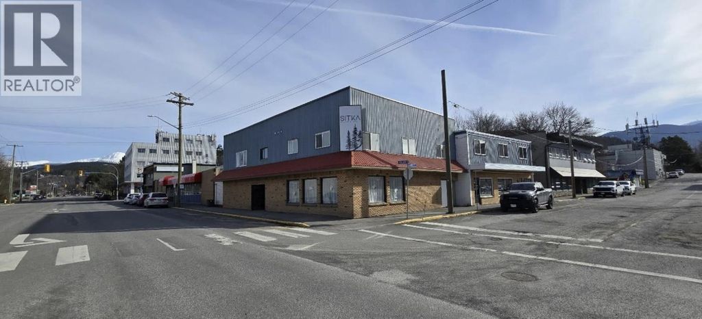 4558 Lazelle Avenue, Terrace