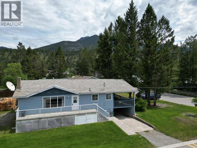 7558 Columbia Avenue, Radium Hot Springs