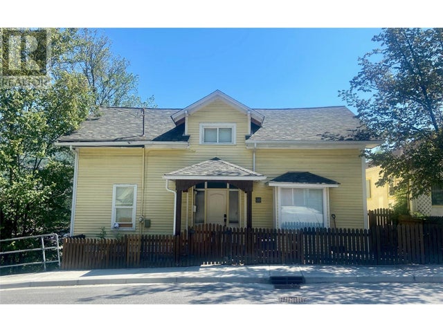 1205 Green Avenue, Trail