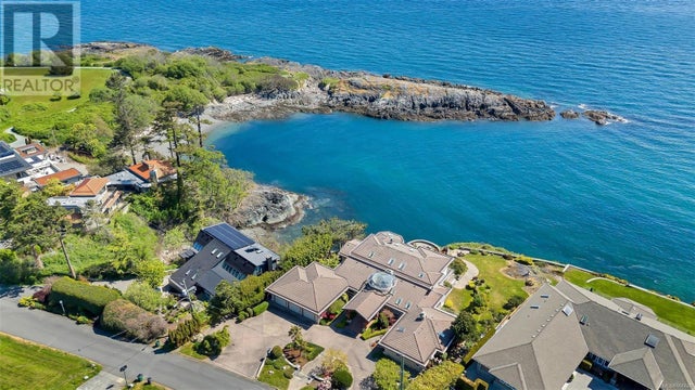 4461 Shore Way, Saanich