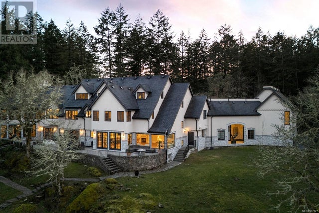 1708 Woodsend Dr, Saanich