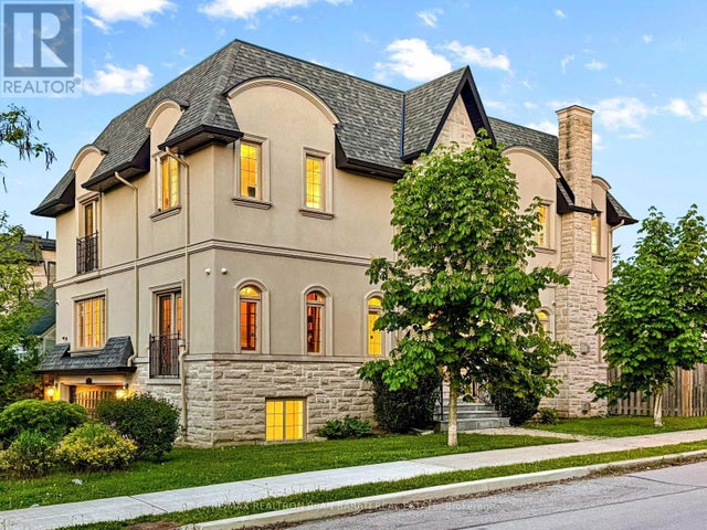 221 Elmwood Avenue, Toronto (willowdale East)