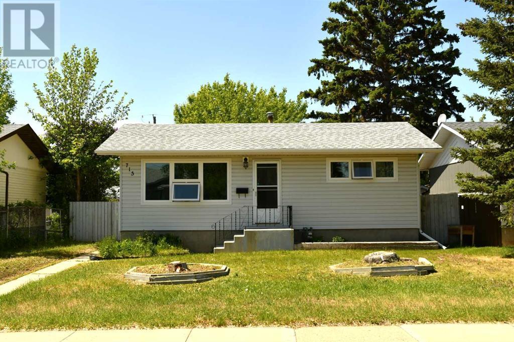 715 2 Street E, Brooks
