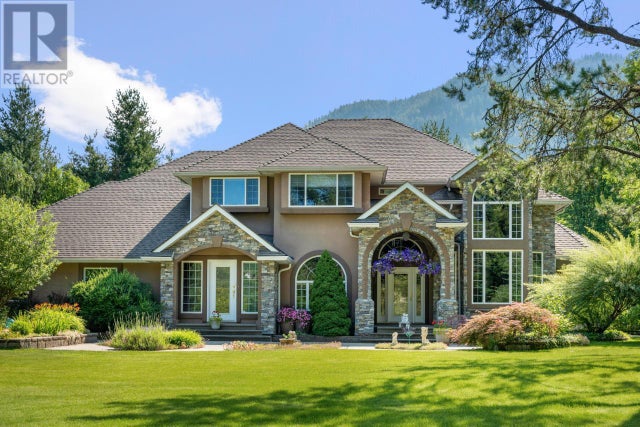 880 Waterloo Road, Castlegar