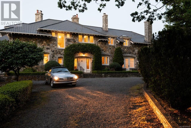 305 Denison Rd, Oak Bay