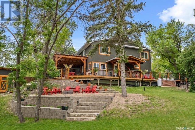 225 3rd Street E, Regina Beach