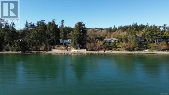 9005 Lochside Dr, North Saanich