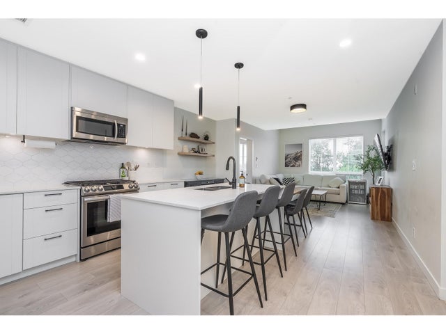 A412 20018 83a Avenue, Langley