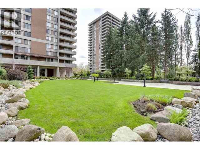 702 3771 Bartlett Court, Burnaby