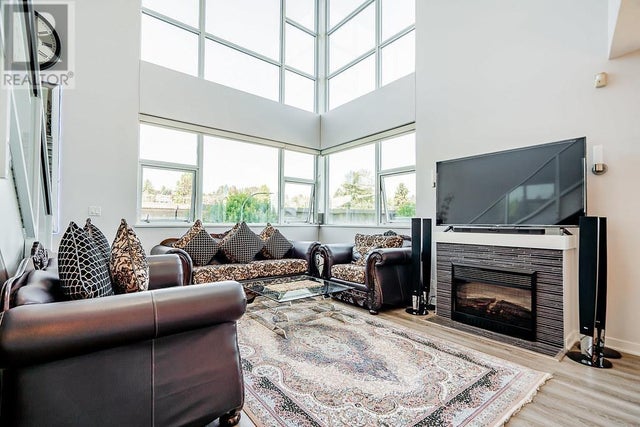 304 2225 Holdom Avenue, Burnaby