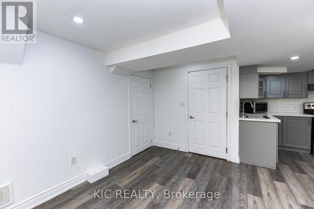 14 Paramount Place, Brampton (fletcher's West)