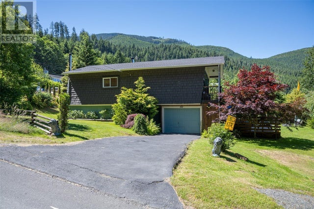 561 Macmillan Dr, Sayward