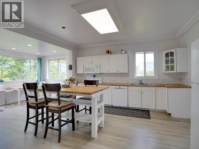 4279 Joyce Ave, Powell River