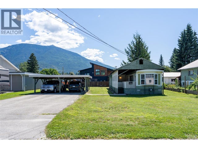 802 Center Street, Revelstoke