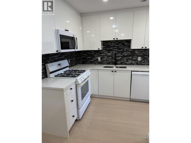 3 1880 Palmerston Avenue, West Vancouver