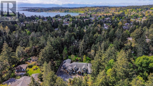 2615 Queenswood Dr, Saanich