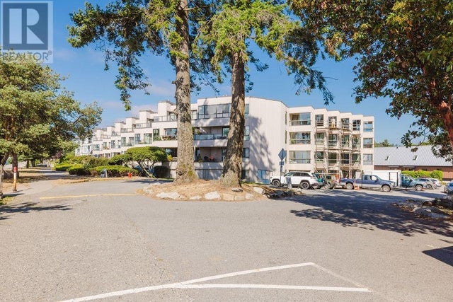 301 5477 Wharf Avenue, Sechelt