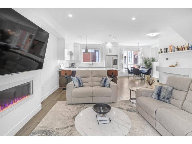 16 1670 160 Street, Surrey