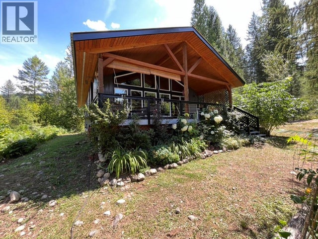 5940 Cedar Creek Road, Winlaw