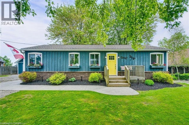 8 Beach Road, Lowbanks