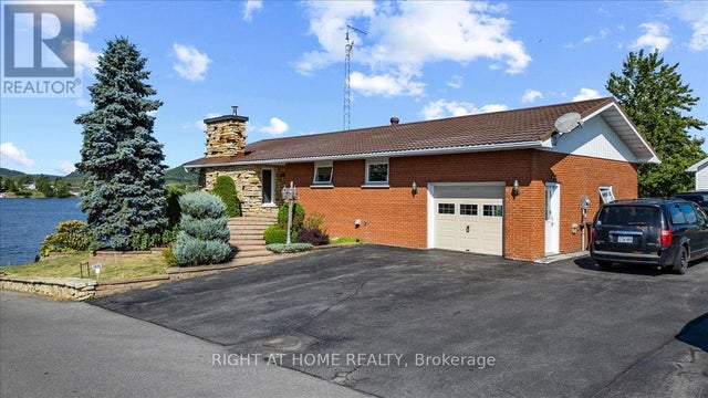 1835 Ch. Du Traversier Street N, Alfred And Plantagenet