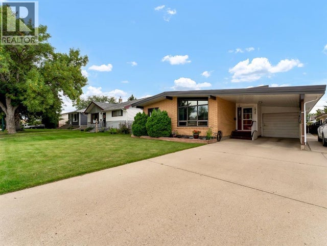 1938 17 Avenue Se, Medicine Hat