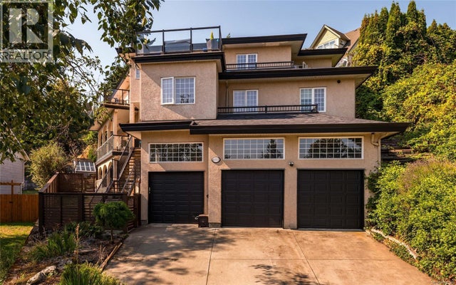 653 Cairndale Rd, Colwood