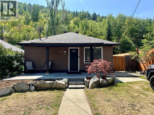 2006 Daniel Street, Trail