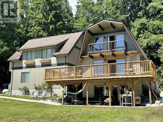 2617 Sunshine Coast Highway, Roberts Creek