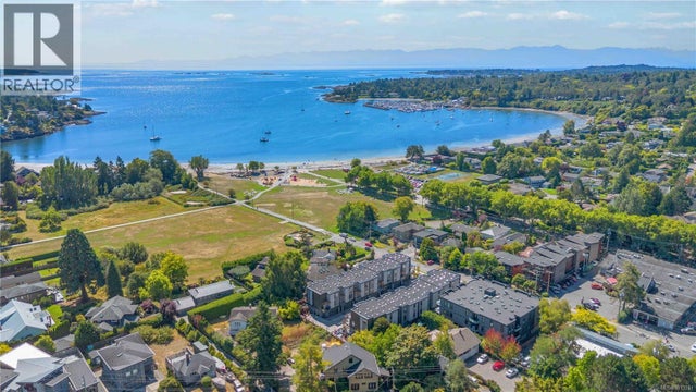 2 2590 Penrhyn St, Saanich