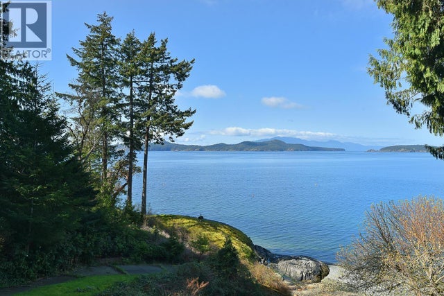 8429 Redrooffs Road, Halfmoon Bay