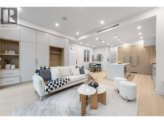 2 2136 E 10th Avenue, Vancouver