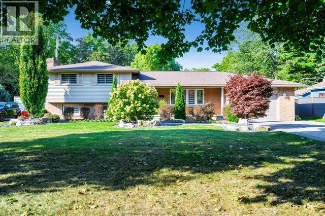 1361 Oxford Avenue West, Kingsville