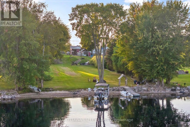 44 Lacroix Bay Road, Whitewater Region