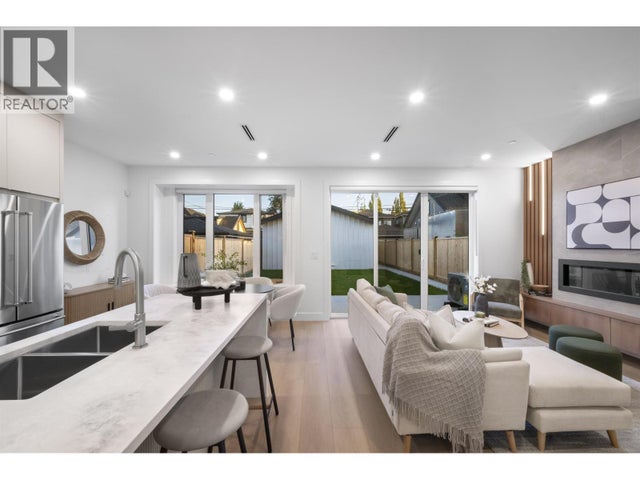 2 2386 E 45th Avenue, Vancouver