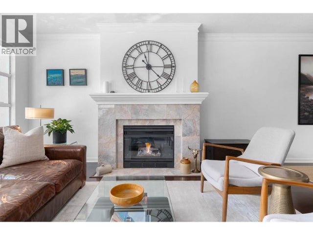 204 3151 Woodbine Drive, North Vancouver