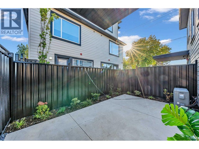 2 2703 East 3rd Avenue, Vancouver