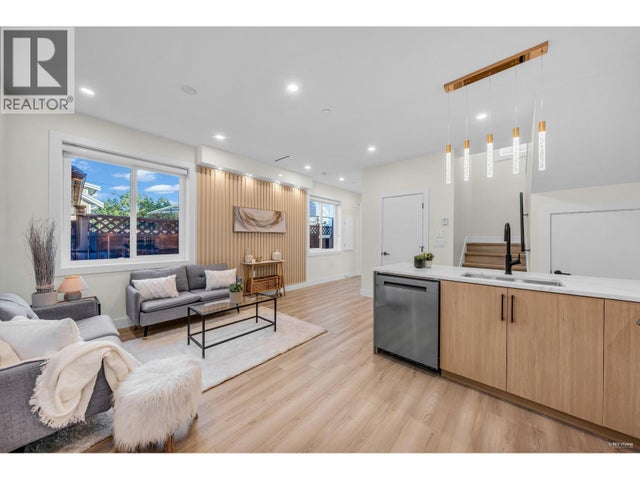 2 2703 East 3rd Avenue, Vancouver